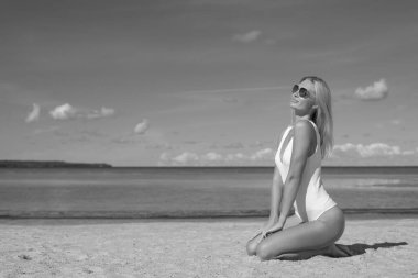 Beyaz elbiseli seksi, zayıf kadın.