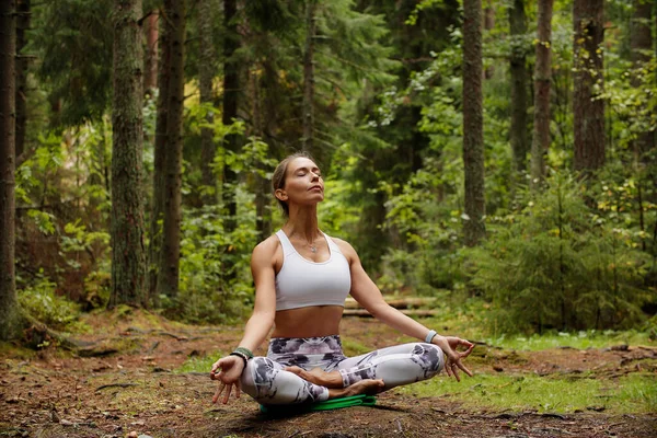 Mujer Joven Haciendo Yoga Bosque Salvaje — Foto de Stock