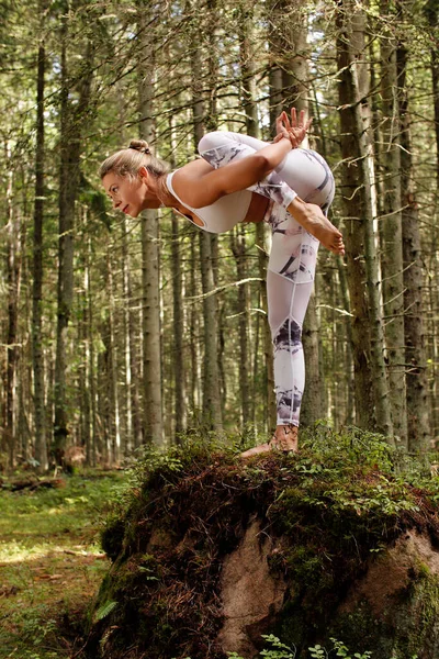 Молодая Женщина Занимается Йогой Диком Лесу — стоковое фото