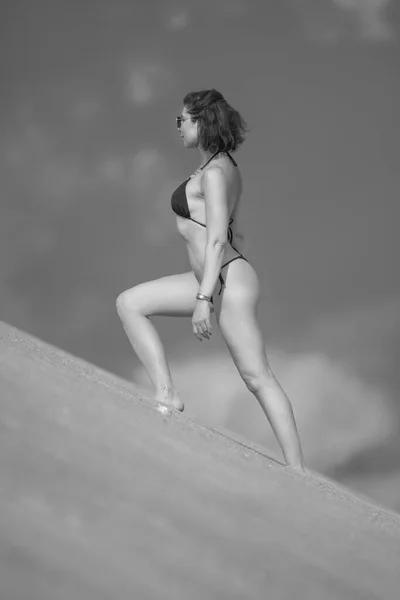 Jovem Mulher Desportiva Maiô Areia — Fotografia de Stock