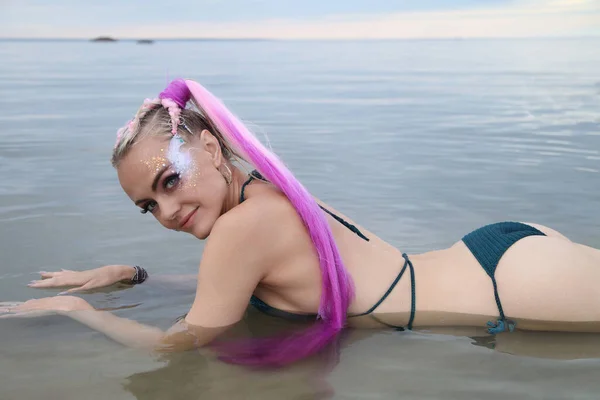 Giovane Bella Donna Costume Bagno Sulla Spiaggia — Foto Stock