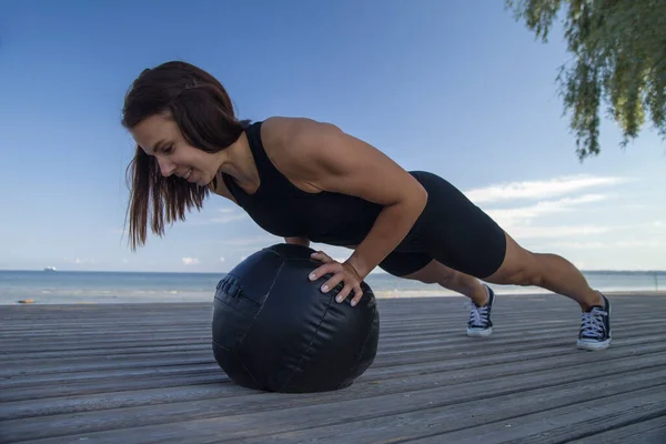 Foto Ung Atletisk Kvinna Med Fitball — Stockfoto