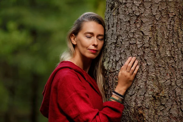 Young Woman Relaxes Meditates Wild Forest — Stock Photo, Image