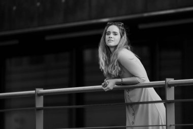 Sokakta genç ve şık bir model.