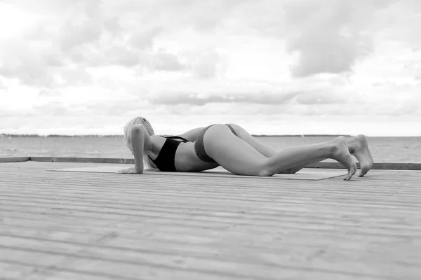 Mladá Žena Cvičí Jógu Divoké Pláži — Stock fotografie