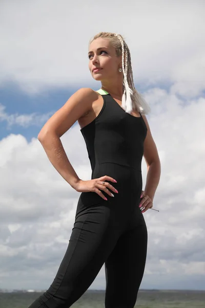 黒のスポーツウェアを着た若い美のスポーツ女性 — ストック写真