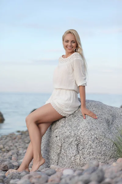 Ung Smal Kvinna Vid Havet Poserar Kläder — Stockfoto