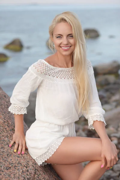 Jovem Mulher Esbelta Pelo Mar Posando Roupas — Fotografia de Stock