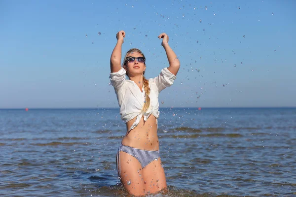 在海滩上穿着泳衣的年轻漂亮的女人 — 图库照片