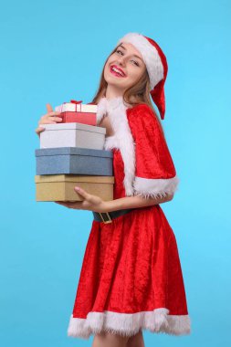 Noel Baba kıyafetleri giyen güzel seksi kadın portresi