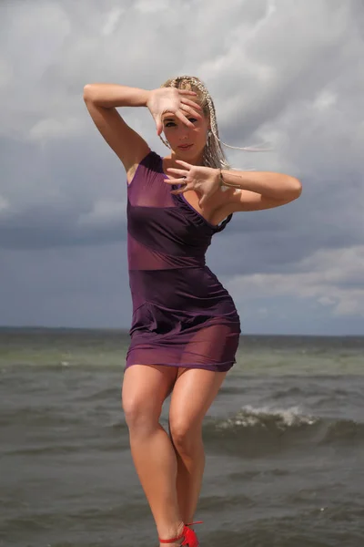 Молодая Танцовщица Платье Позирует Танце — стоковое фото