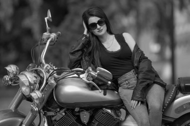 Motosikletli çekici genç bir kadının portresi.
