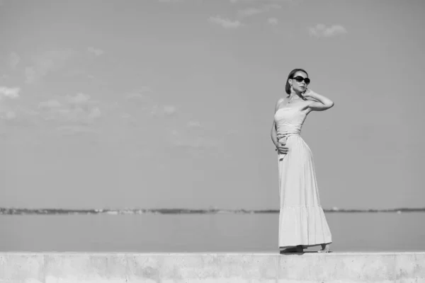 Junge Schlanke Frau Meer Posiert Kleidern — Stockfoto