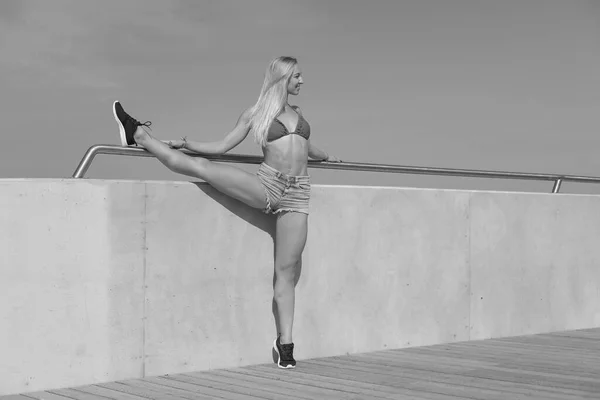 Ung Flexibel Atletisk Kvinna Tränar Stretching — Stockfoto