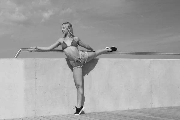 Ung Flexibel Atletisk Kvinna Tränar Stretching — Stockfoto