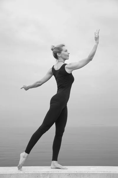 Femme Faisant Yoga Mer Beauté Fitness Femme — Photo