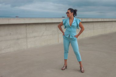 Mavi takım elbiseli güzel bir esmer.