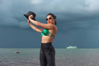 Deniz ve bulutların arkasında genç bir kadın