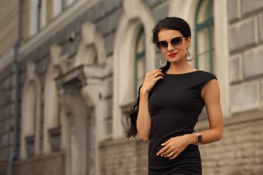 Avrupa 'da siyah elbiseli, zarif, zayıf bir kadın.