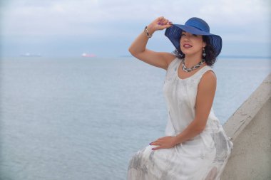 deniz kenarında beyaz bir elbise genç ince kadın