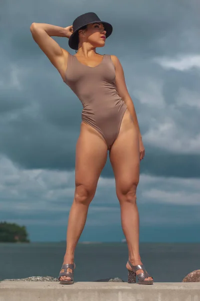 Giovane Donna Sexy Slim Body Marrone — Foto Stock