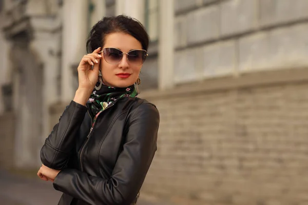 Junge Stylische Schlanke Frau Schwarzer Kleidung Der Europäischen Stadt — Stockfoto