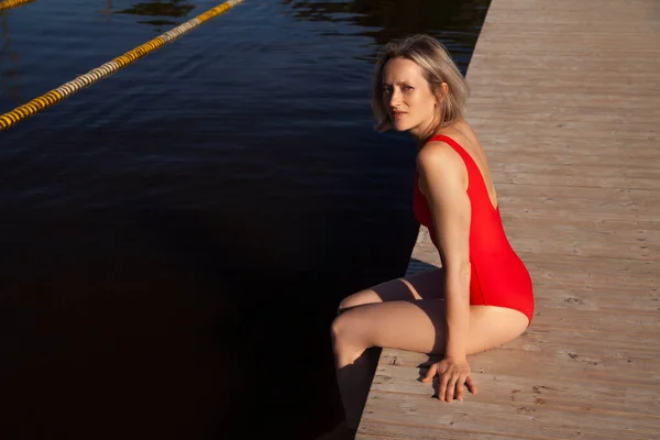 Jovem Mulher Maiô Vermelho Beira Piscina — Fotografia de Stock