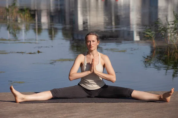 Ung Naken Kvinna Utövar Yoga Vild Strand — Stockfoto