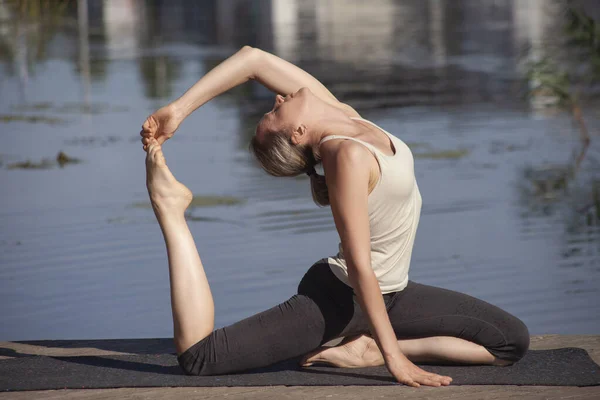Joven Mujer Desnuda Practica Yoga Una Playa Salvaje — Foto de Stock