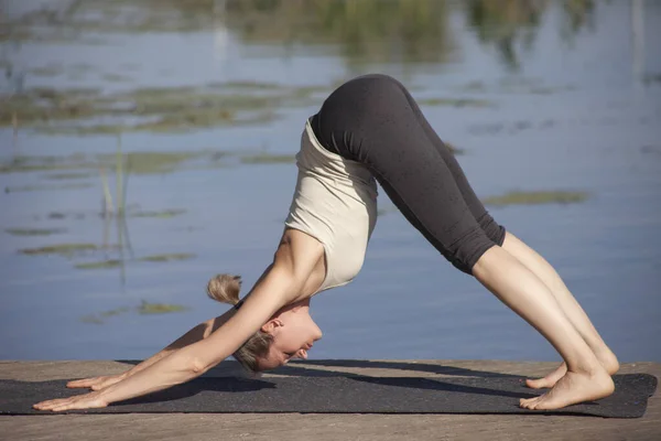 Junge Nackte Frau Praktiziert Yoga Einem Wilden Strand — Stockfoto