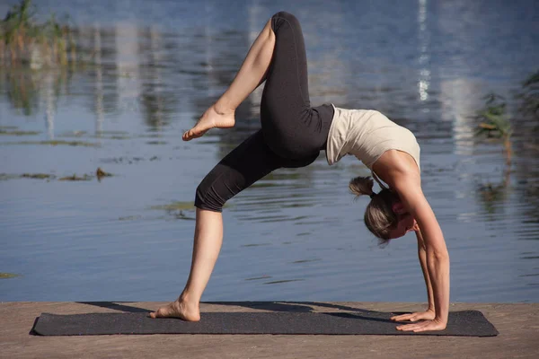Jeune Femme Nue Pratique Yoga Sur Une Plage Sauvage — Photo