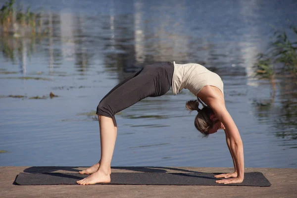 Jeune Femme Nue Pratique Yoga Sur Une Plage Sauvage — Photo