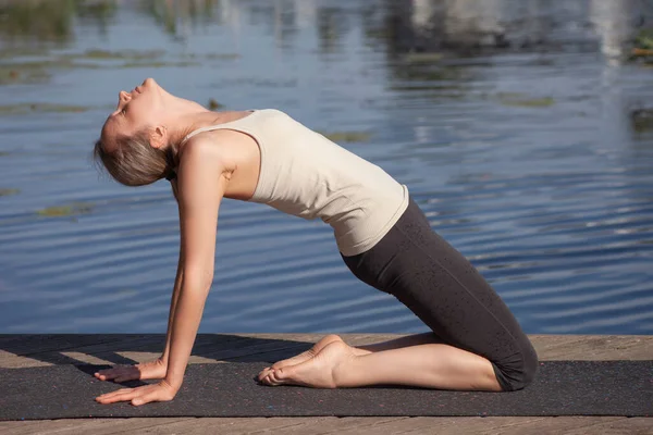 Joven Mujer Desnuda Practica Yoga Una Playa Salvaje — Foto de Stock