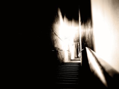 gece lambası ile gri tonlamalı sokak