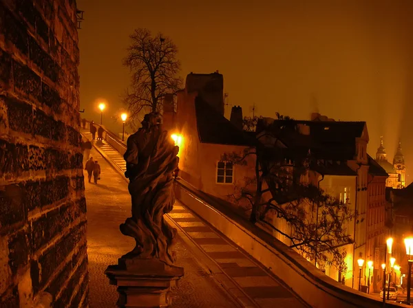 Vista notturna, Praga, centro storico con statua — Foto Stock