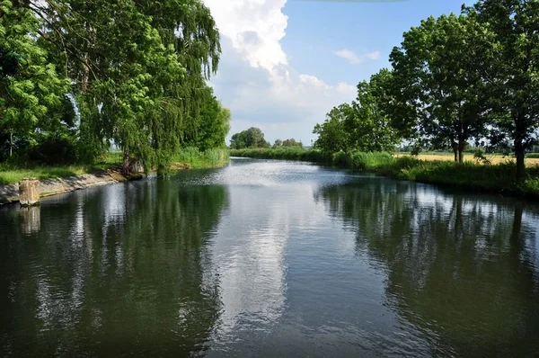 Спокойная река, пейзаж — стоковое фото