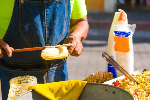 Przygotowanie Elotes Tradycyjne Meksykańskie Jedzenie Uliczne — Zdjęcie stockowe