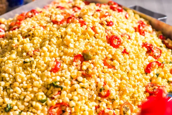 Biberli Esquites, geleneksel Meksika sokak yemekleri..