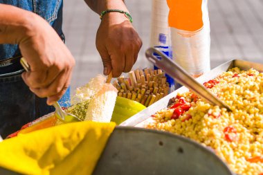 Geleneksel Meksika sokak yemeklerine peynir ekliyorum..