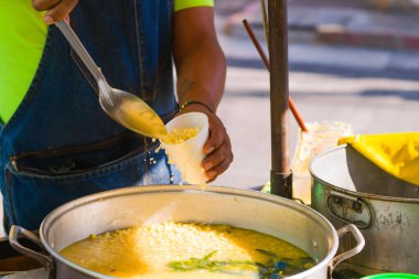Esquites 'i tek kullanımlık bir bardakta servis etmek, geleneksel Meksika sokak yemekleri..