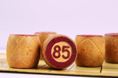 Aile oyunu Lotto. Tahta variller, beyaz arka planda 85 numaralı loto..