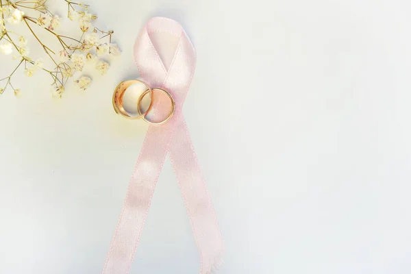 Göğüs kanseri ve zihinsel sağlık bilincini arttırmak için pembe kurdele ve hastalıkla yaşayan alyans hastalarına yardım.