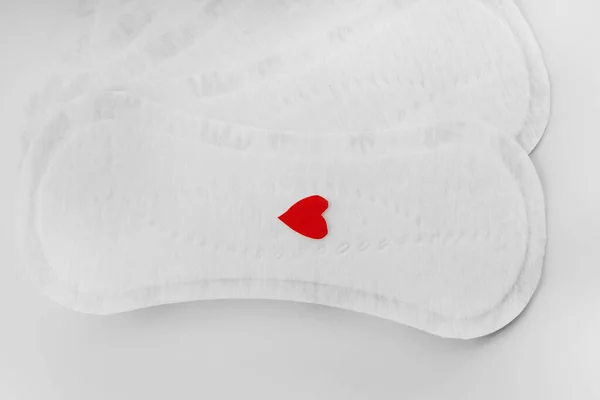 Bright Red Heart Stack New White Feminine Pads Light Background — Stock Photo, Image