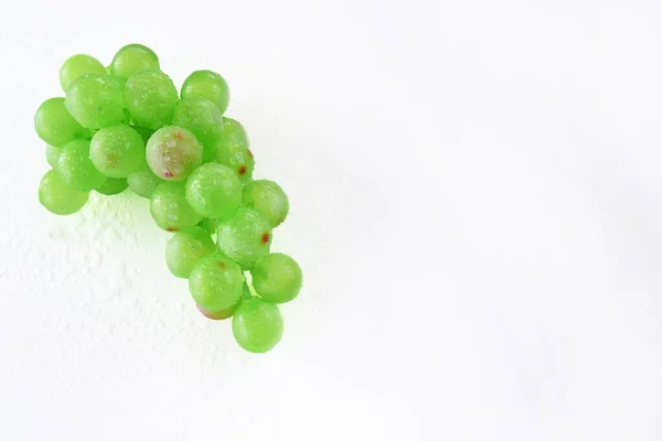 Eine Traube Grüner Trauben Mit Wassertropfen Isoliert Und Auf Weißem — Stockfoto