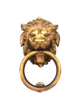 İzole edilmiş altın aslan başı, kapı tokmağı ağzında yüzük olan bir ev girişi, Malta. Beyaz arka planda İtalyan geleneksel kapı tokmağı. Eski süslü metal kapı kolu..