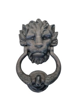 İzole edilmiş aslan başı, bir evin girişinde kapı tokmağı, Malta. Beyaz arka planda İtalyan geleneksel kapı tokmağı. Eski süslü metal kapı kolu..