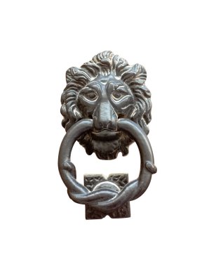 Ağzında yüzük olan izole bir aslan başı, Malta 'da bir evin girişinde kapı tokmağı. Beyaz arka planda İtalyan geleneksel kapı tokmağı. Eski süslü metal kapı kolu..