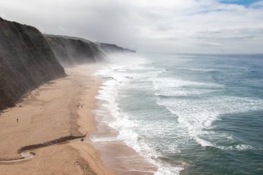 Portekiz 'deki Praia do Magoito plajının güzel manzarası
