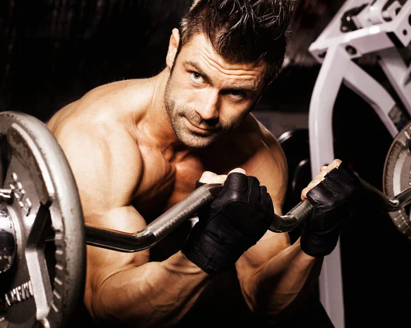 Hombre en el gimnasio —  Fotos de Stock