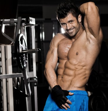 büyük kas egzersiz sırasında genç erkekle